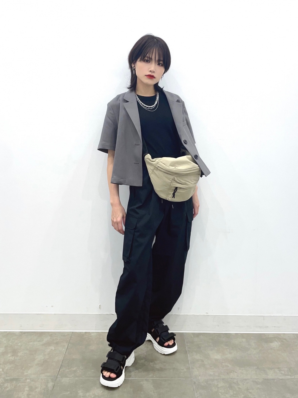 リブクロップドタンクトップYT+E、フェイクファーサンダル+E」の着用