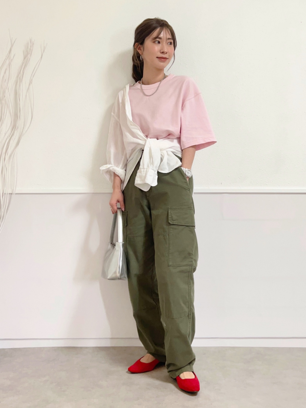 ラッフルカラーブラウス & デニムカーゴサロペット セット ESICA/エシカ][SET]ラッフルカラーブラウス+デニムカーゴ