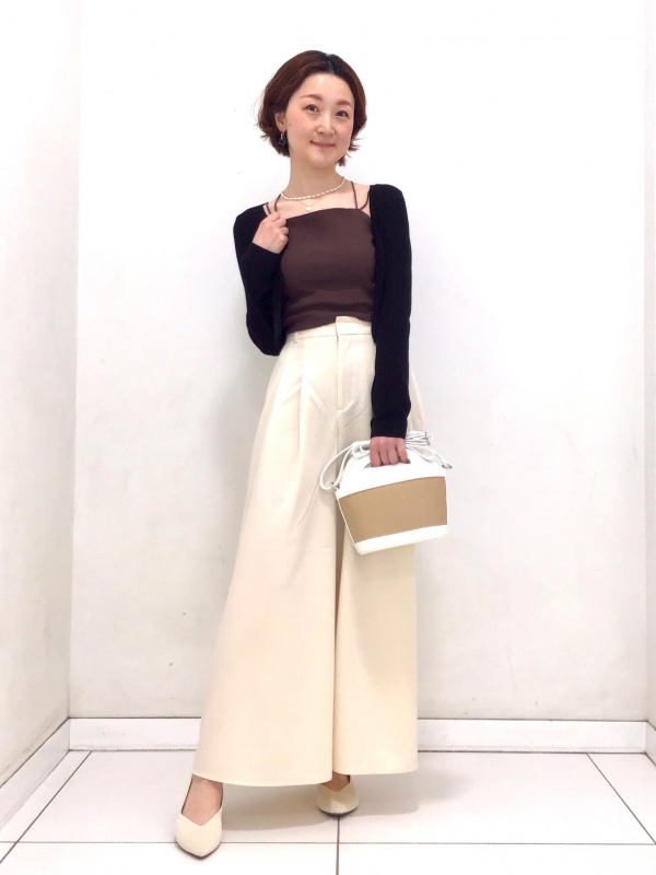 タックワイドフレアパンツZ（レディース）の着用コーディネート