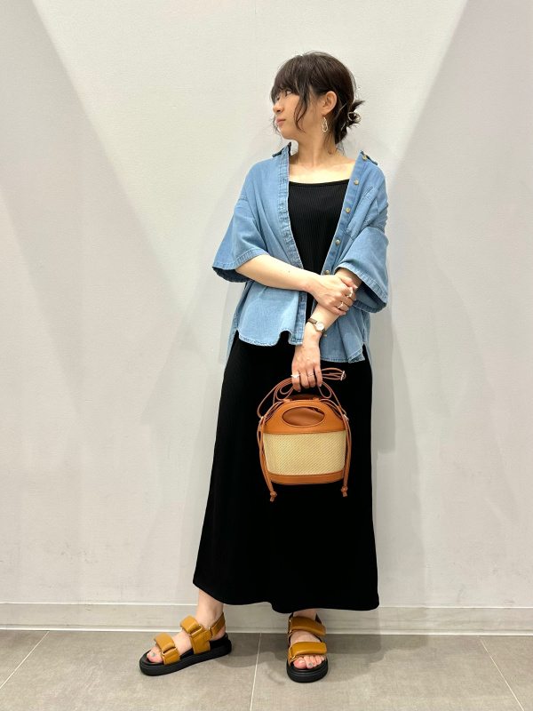 デニムオーバーサイズシャツ(5分袖)+E（レディース）の着用