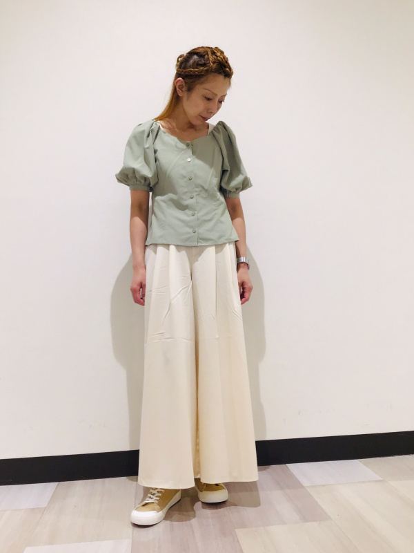 タックワイドフレアパンツZ（レディース）の着用コーディネート一覧