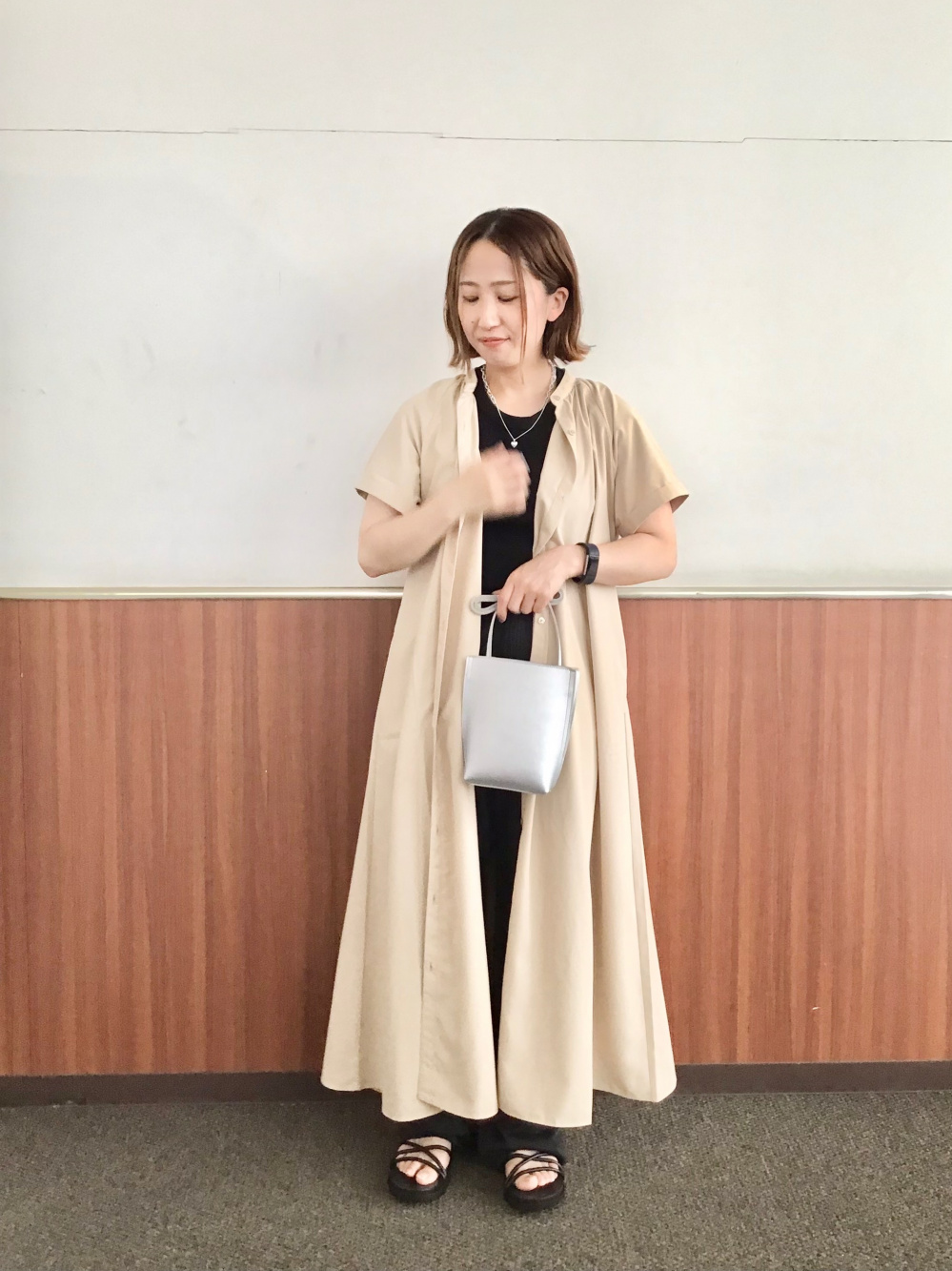 ベージュ シャツワンピース 半袖 輝く