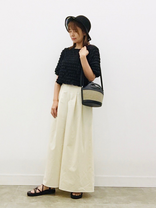 タックワイドフレアパンツZ（レディース）の着用コーディネート一覧