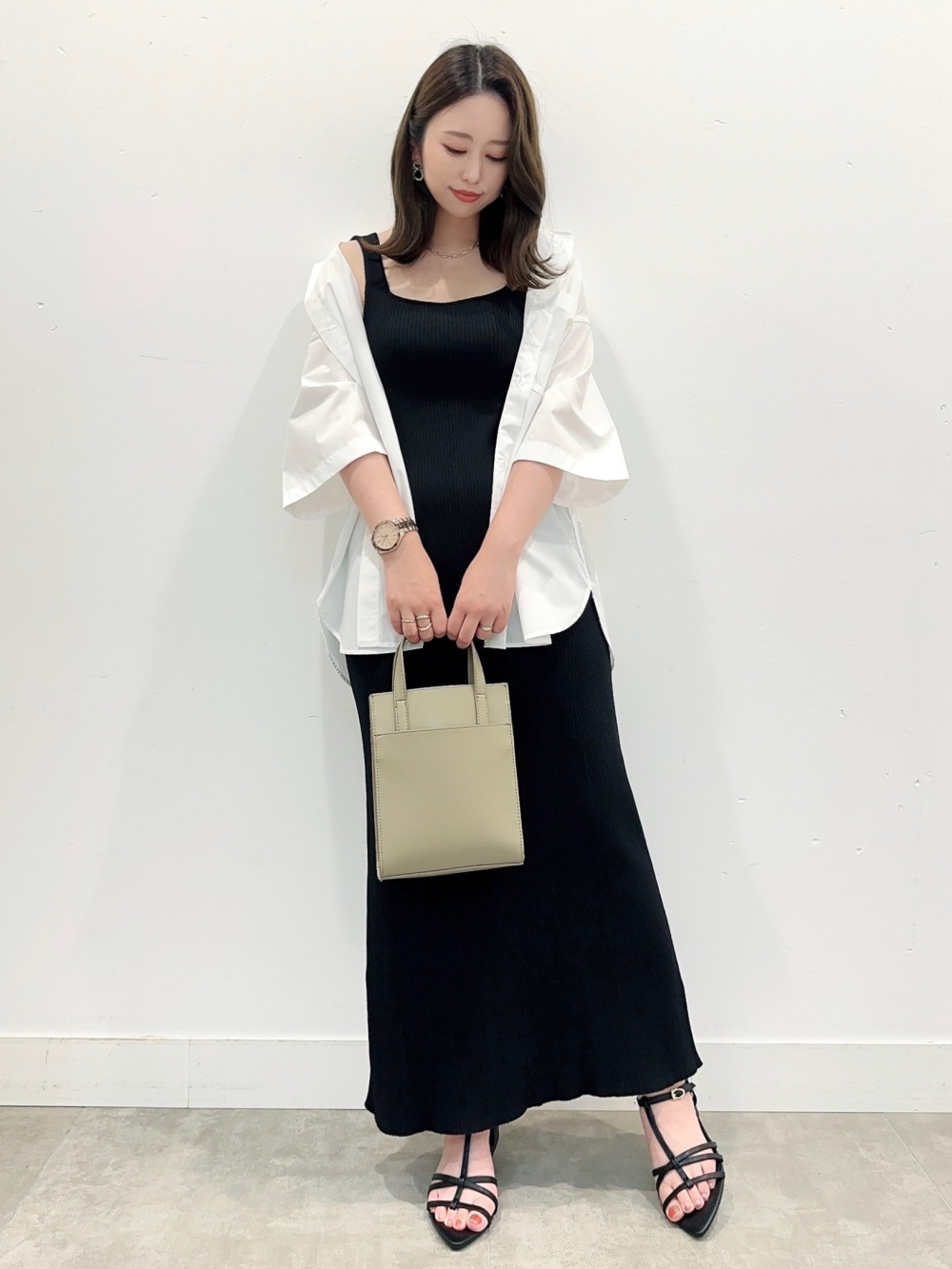 リブニットワンピース(ノースリーブ)、ボストンミニショルダーバッグ  