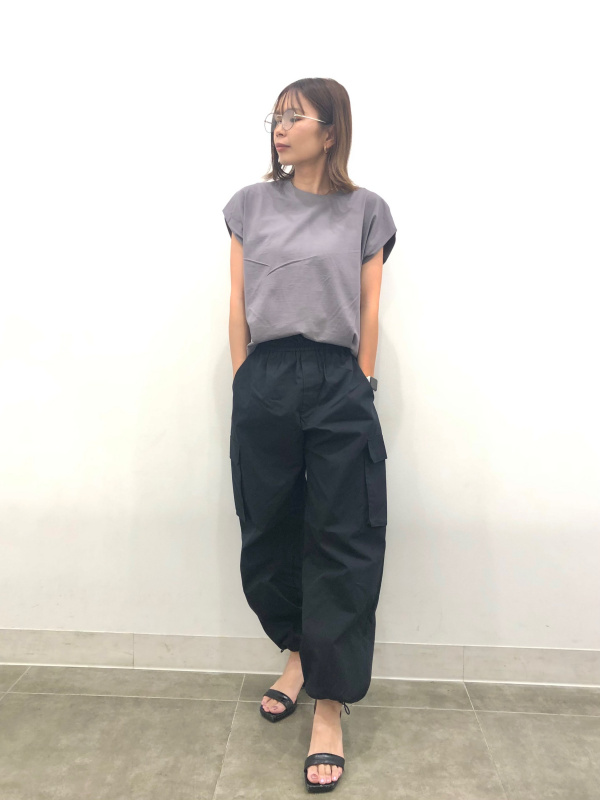 クロップドスウェットフルジップパーカ(長袖)、カーゴプルオンパンツ