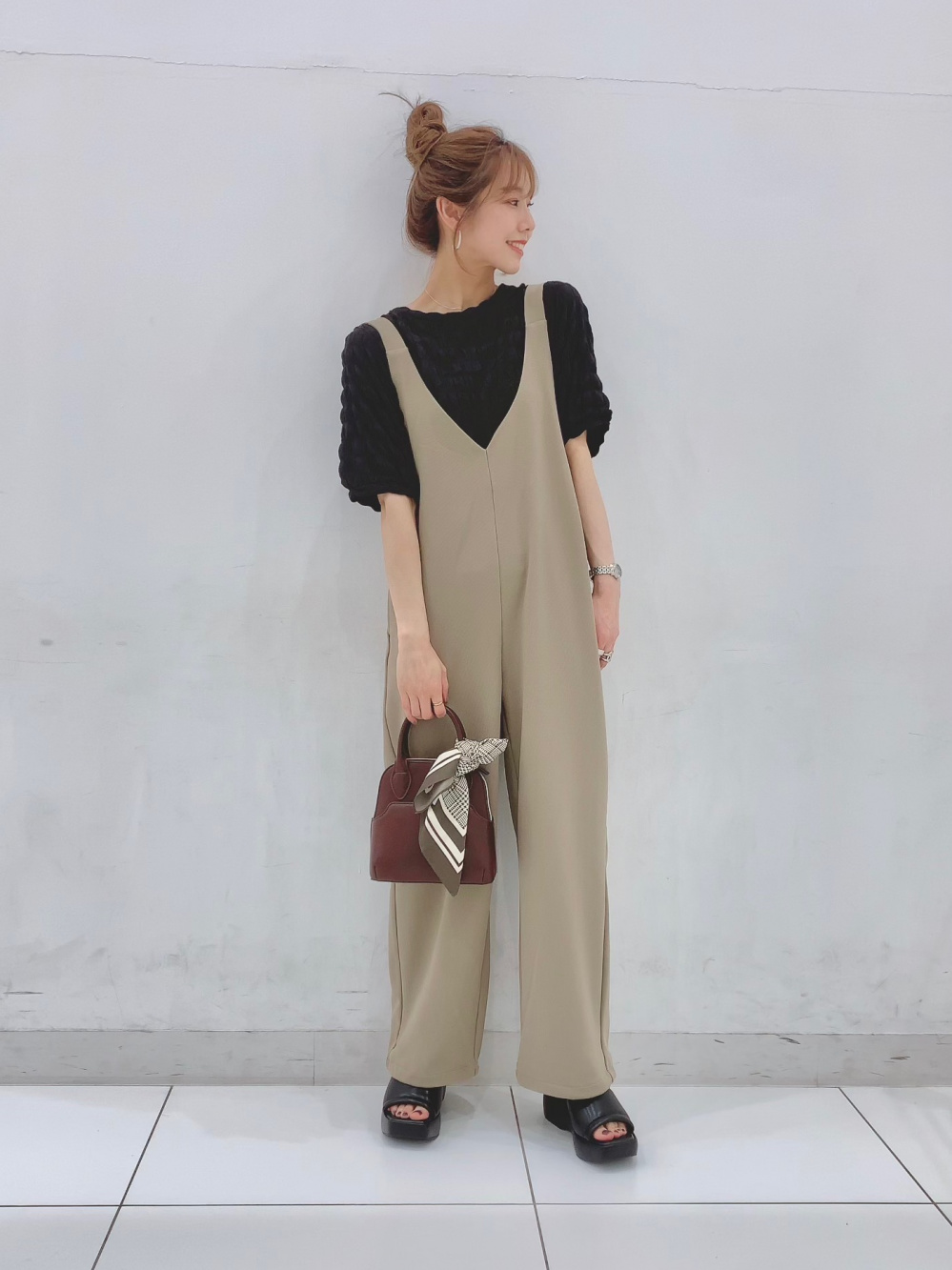 シャーリングT(5分袖)Q、カットソーサロペットパンツ+E」の着用 