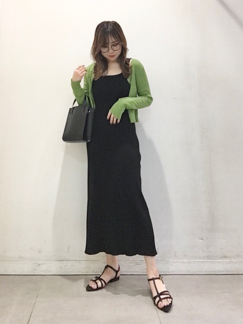 リブニットワンピース(ノースリーブ)、パフィートングサンダル+X」の  