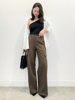 GU公式 | ブラフィールクロップドアシンメトリーネックタンクトップ