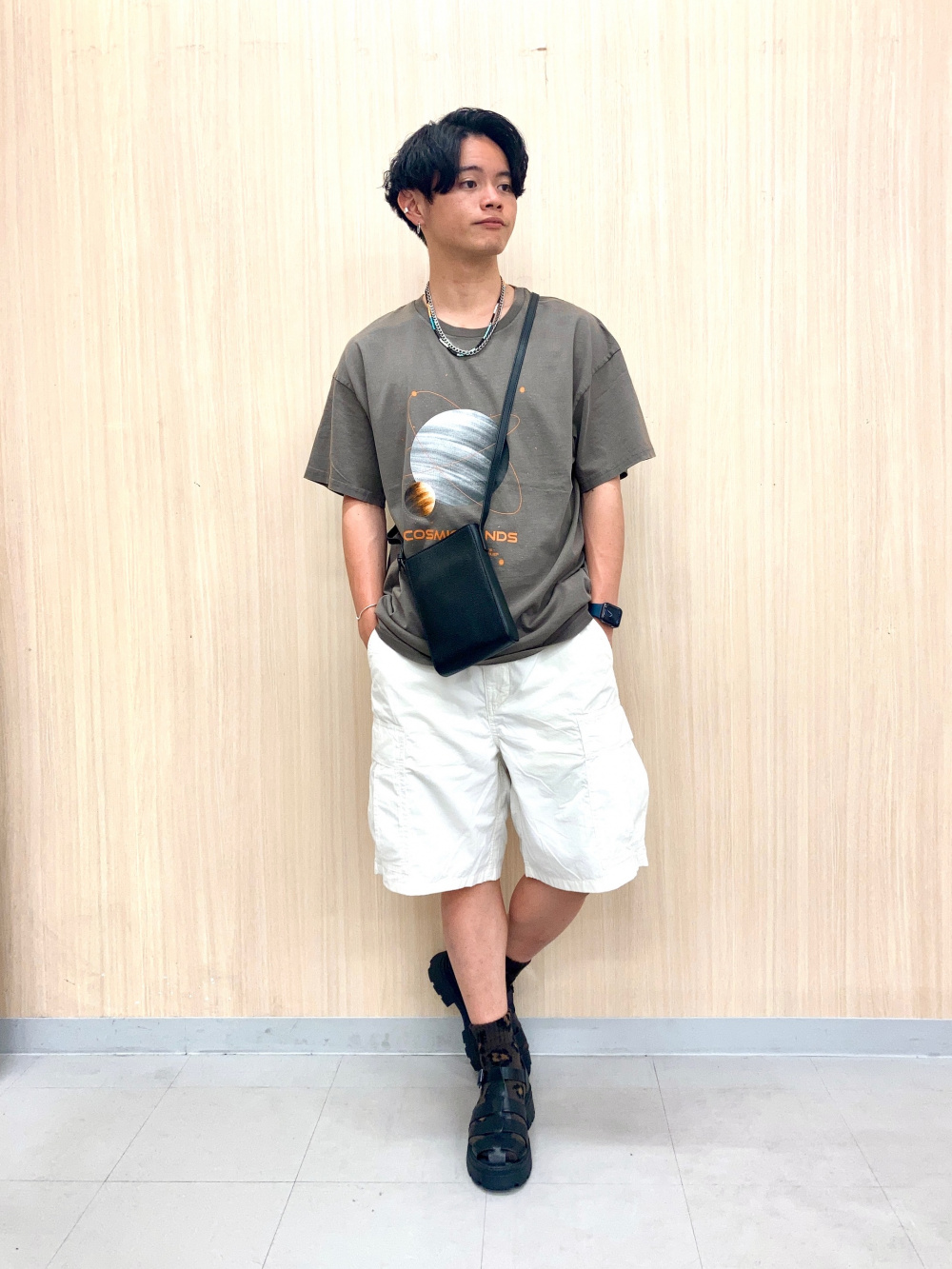 グラフィックT(5分袖)Retro art1、ワイドカーゴハーフパンツ」の着用