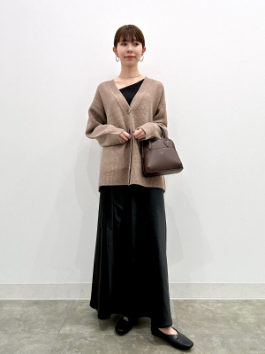 中高年の女中さんの冬服のコートは膝を越えて厚いです。\ GU公式 | スクエアシフォンフラットシューズ