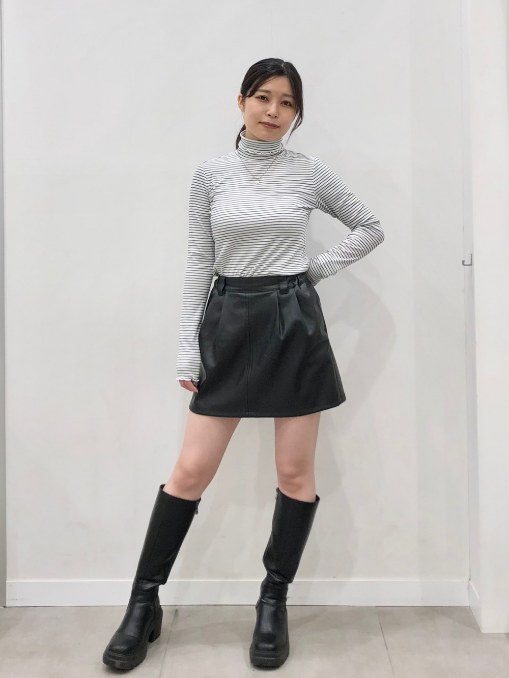 レザー　ミニスカート ソフトリブタートルネックT(長袖)(ボーダー)、GIRLSフェイクレザーミニスカート」の着用コーディネート| ジーユー