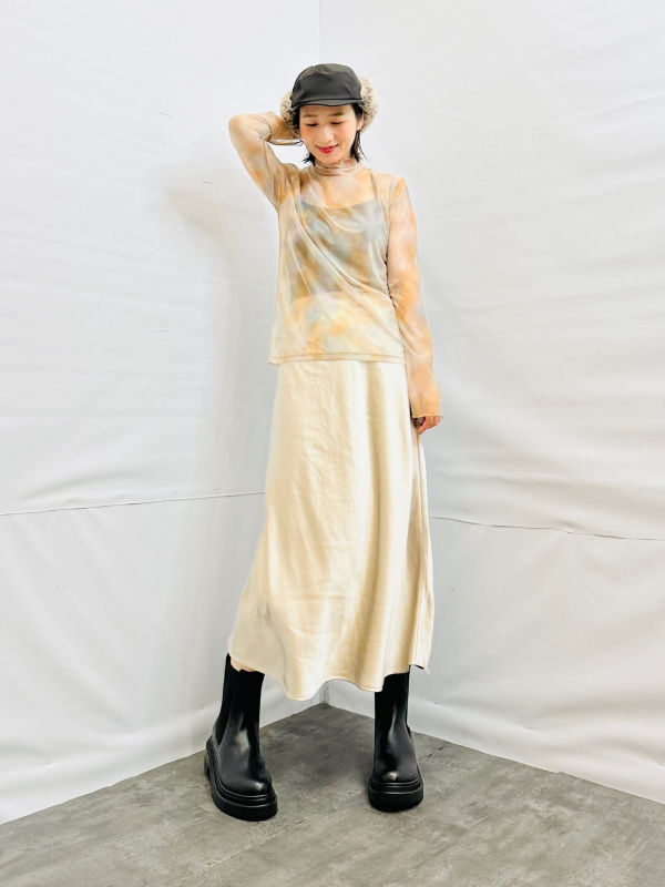 サテンロングスカート(丈標準83.0～90.0cm)（レディース）の着用