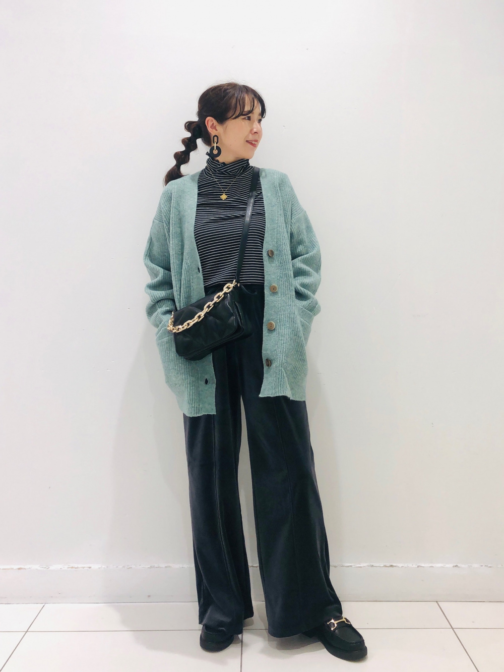 ベロアフルジップパーカ(長袖)+E(セットアップ可能)、ベロアプルオンパンツ+E(セットアップ可能)」の着用コーディネート| ジーユー ベロアフルジップパーカ(長袖)+E(セットアップ可能)、ベロアプルオンパンツ+E(セットアップ可能)」の着用コーディネート| ジーユー