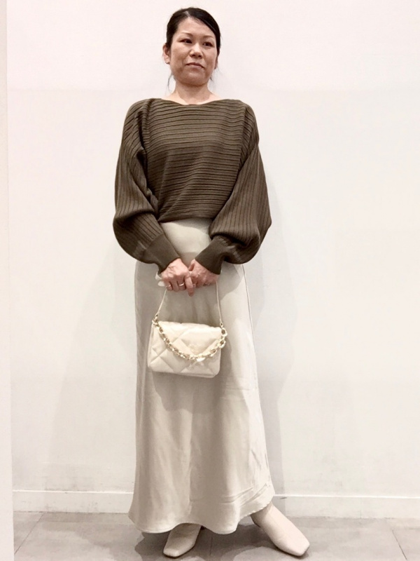 サテンロングスカート(丈標準83.0～90.0cm)（レディース）の着用