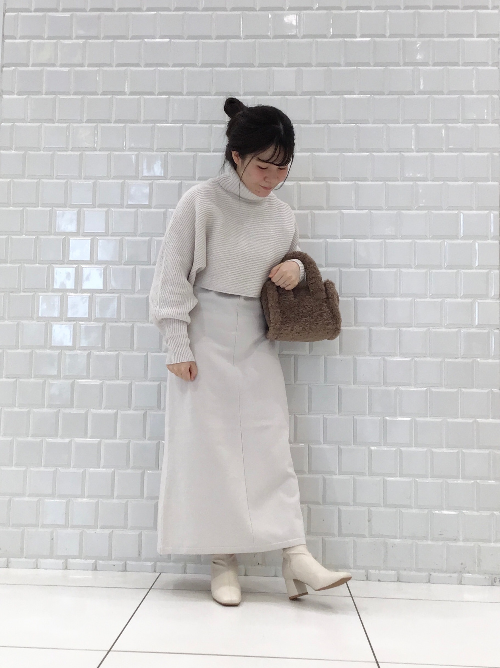 プチサイズ ニットワンピ 長袖 白 レース刺繍Vネック 長袖前ボタン 膝丈タイトニットワンピース 白
