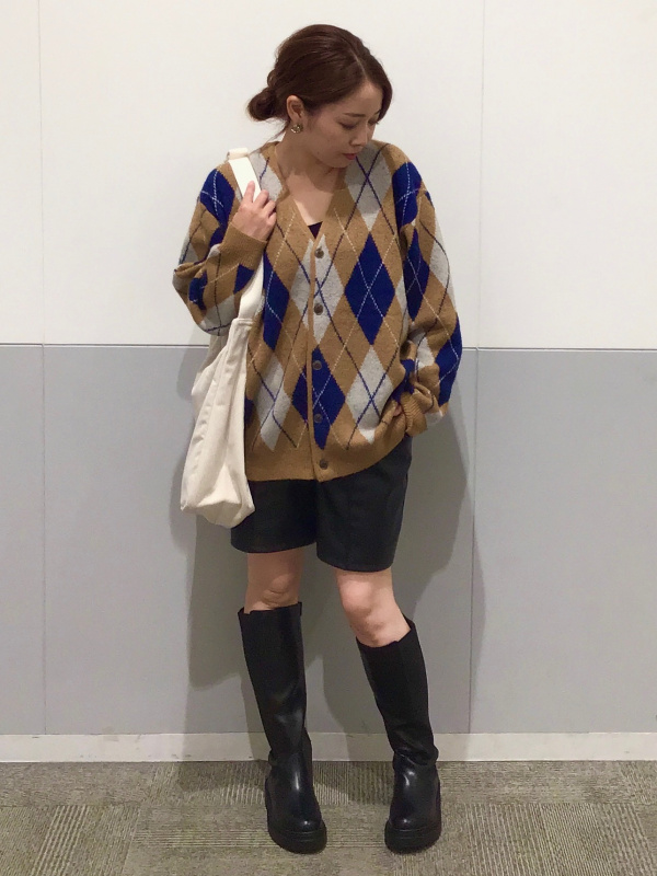 フェイクレザーショートパンツ(セットアップ可能)（レディース）の着用