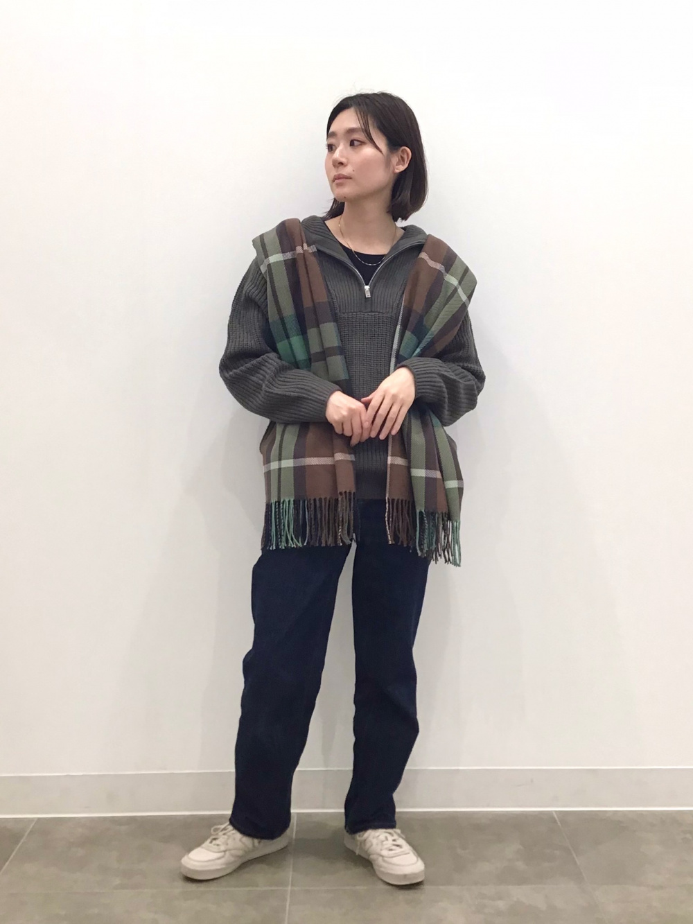 ドレープシャツ(長袖)、ハイライズストレートジーンズ