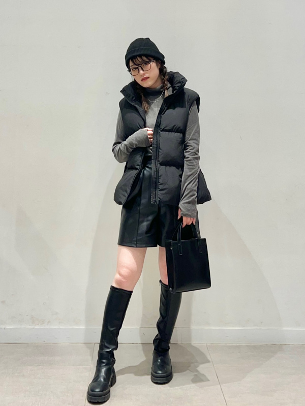 フェイクレザーショートパンツ」のレディースのコーディネート