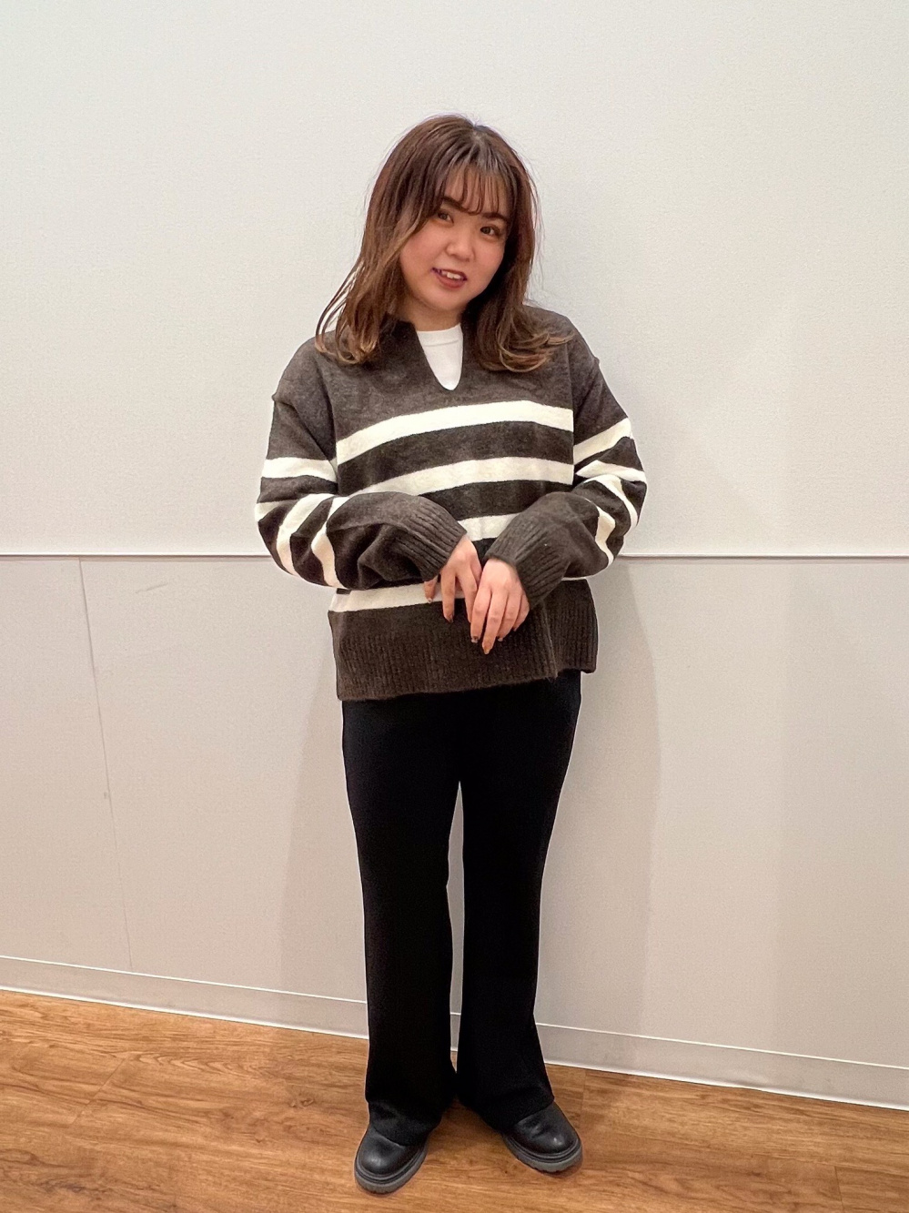 スラックスを使った「カーディガン+シャツ」の人気ファッション