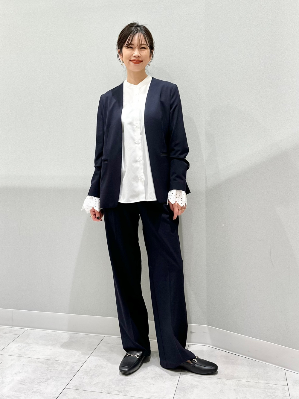 ウォッシャブルノーカラージャケットZ+E、VネックセーターZ+E」の着用