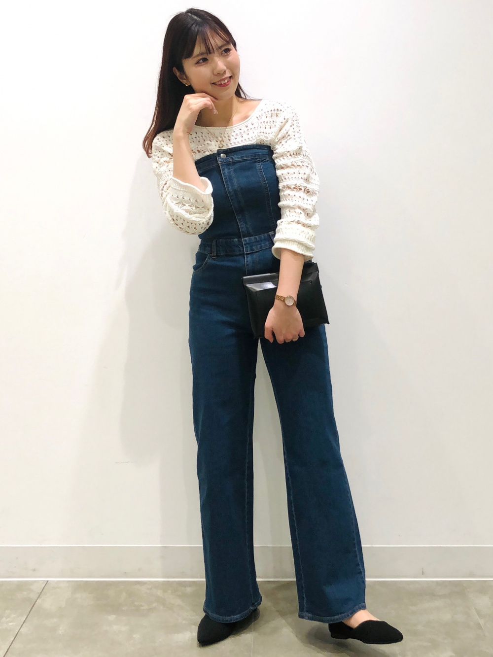 透かし編みカーディガン(長袖)、ベアトップサロペットパンツ」の着用 