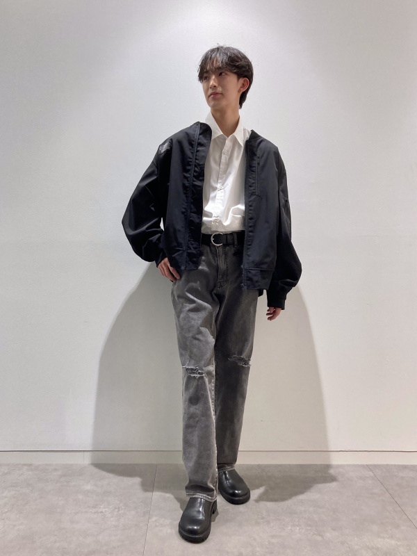 スリムダメージジーンズ UNDERCOVER(メンズ)の着用 スリムダメージジーンズ UNDERCOVER(メンズ)の着用