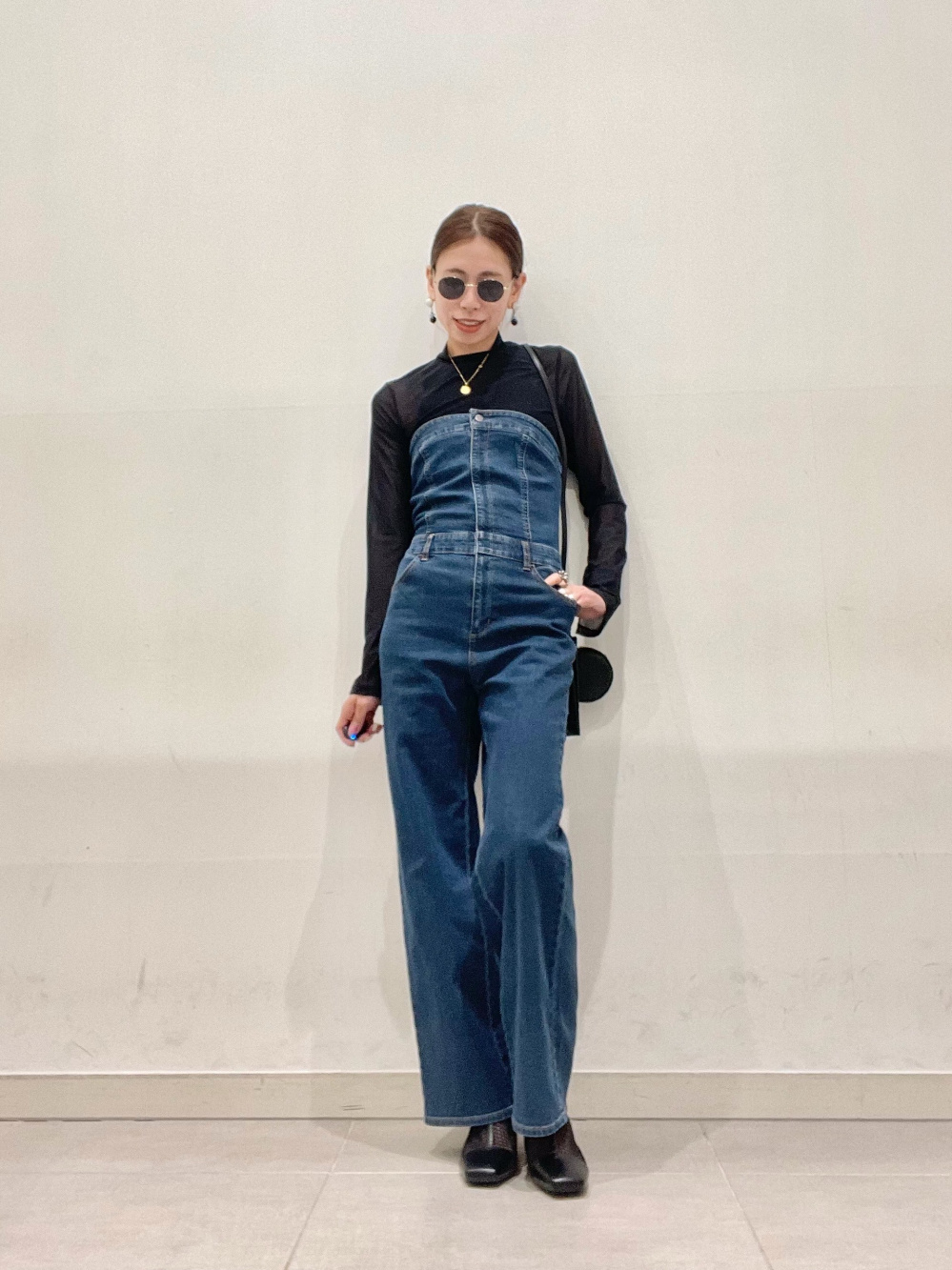 シャーリングT(半袖)、ベアトップサロペットパンツ」の着用