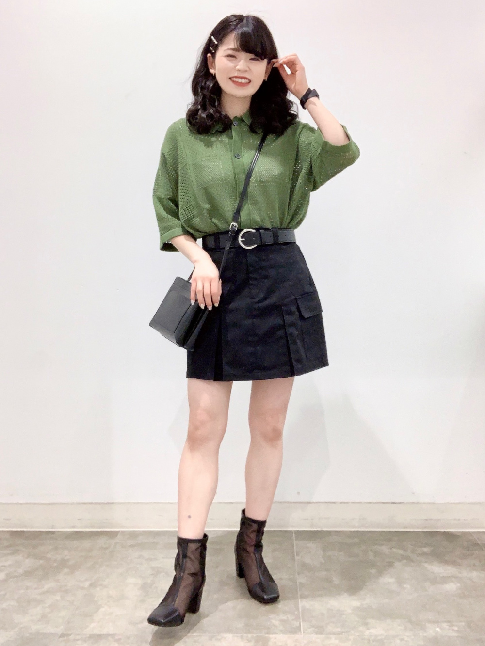 ブラフィールキャミソール、ローウエストカーゴミニスカート」の着用  