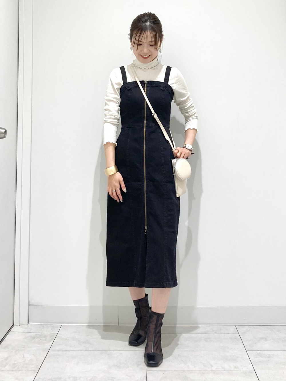 デニムフロントジップワンピースQ+E、バレエシューズ」の着用  