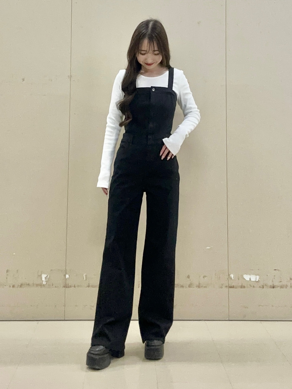リブクロップドT(長袖)+X、デニムサロペットワイドパンツ」の着用 
