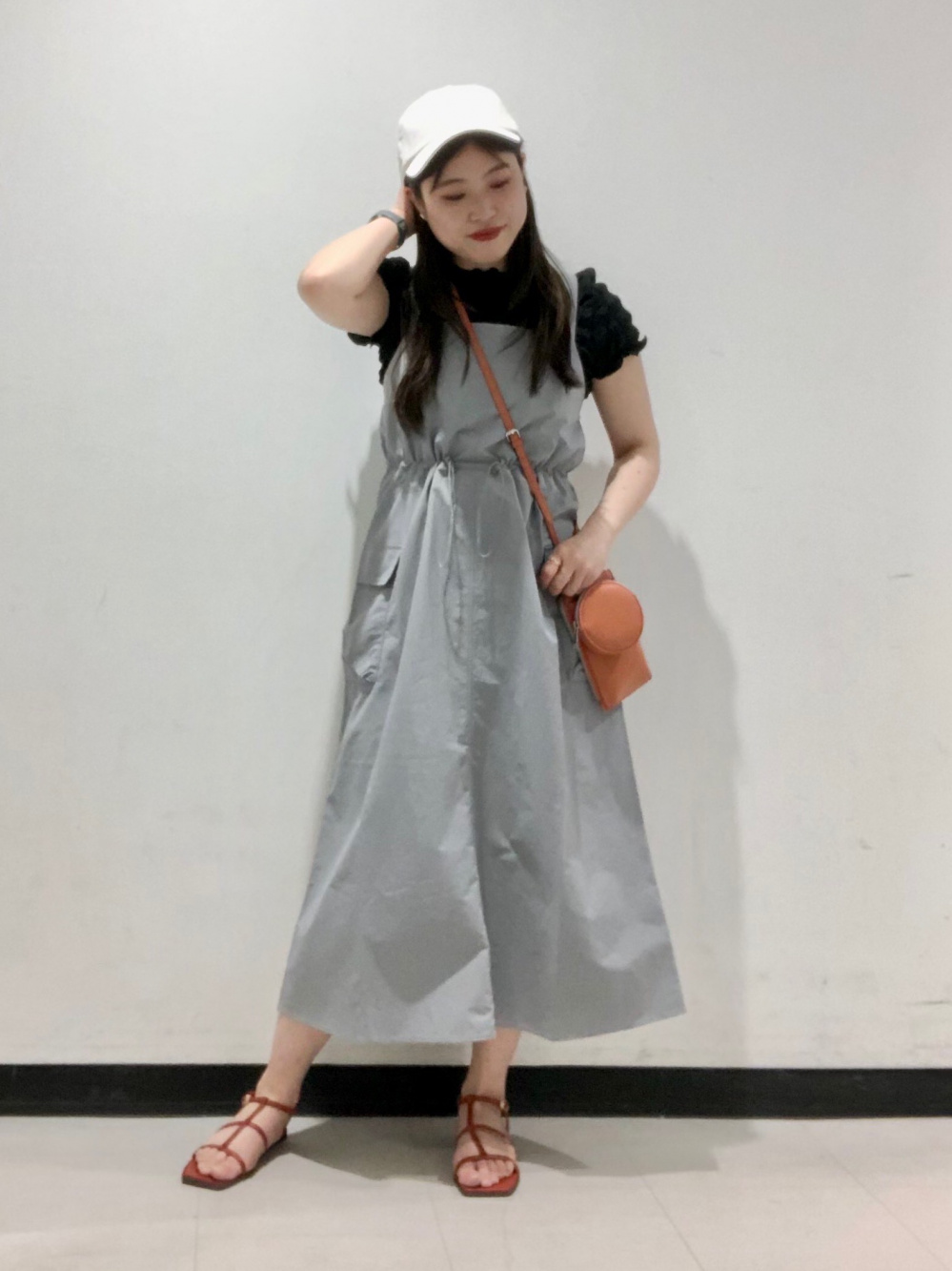 シャーリングT(半袖)、ベアトップサロペットパンツ」の着用
