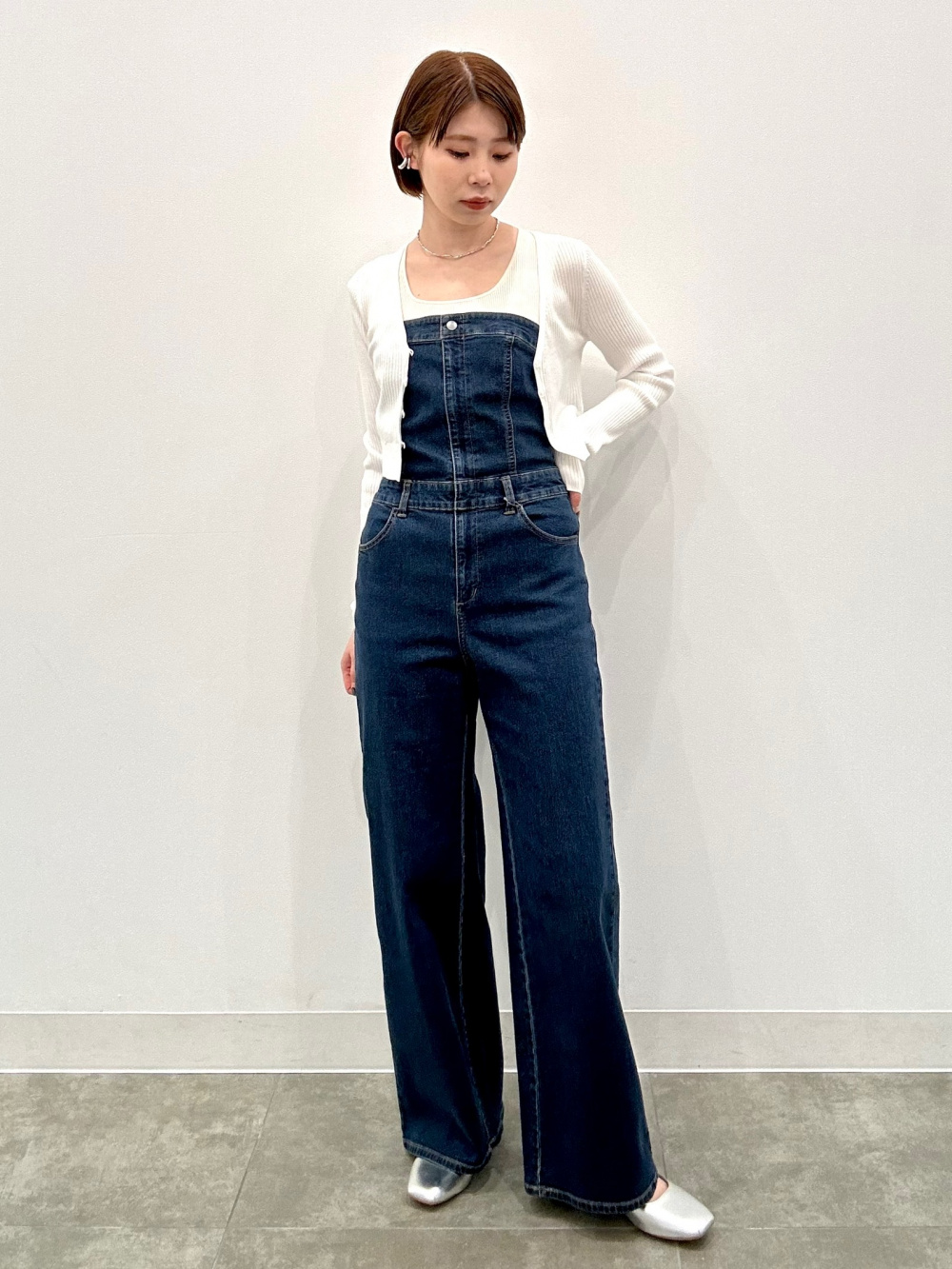 レースクルーネックT(長袖)Q+E、ベアトップサロペットパンツ」の