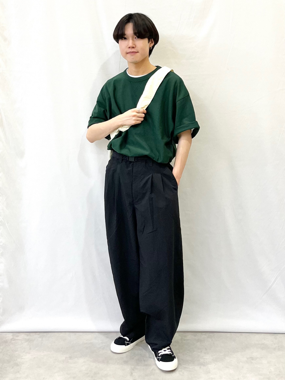 コットンクルーネックT(半袖)、ツータックバギースラックス