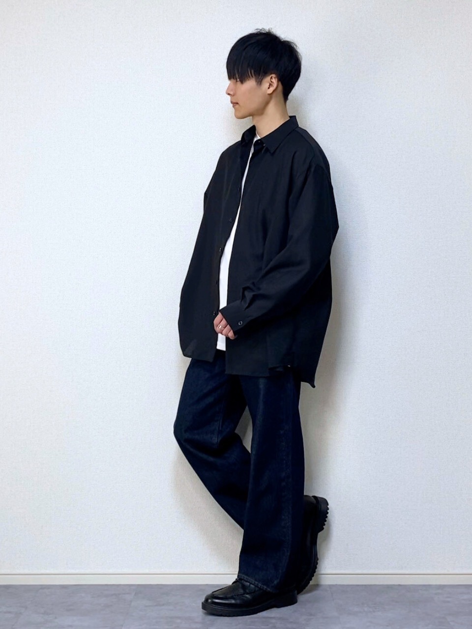 リブタンクトップ、シアーオーバーサイズシャツ(長袖)」の着用