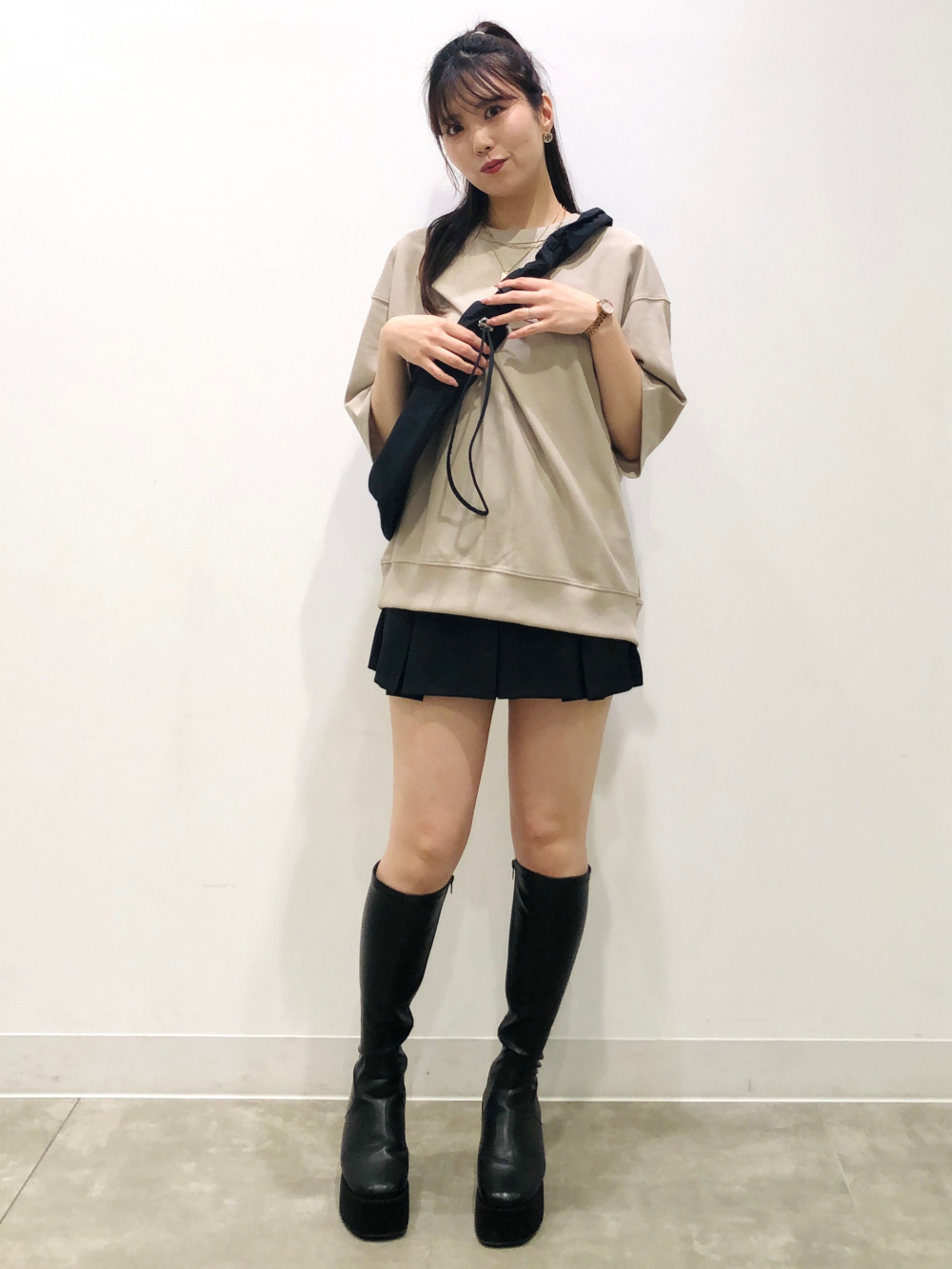 ネクタイを使った「ニットベスト×シャツ」の人気ファッション