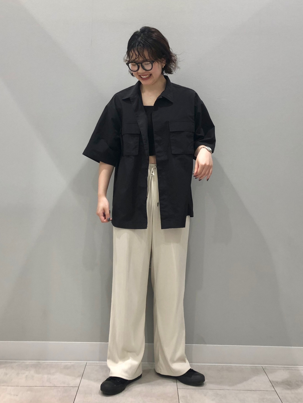 トラックパンツ UNDERCOVER、トラックジャケット UNDERCOVER」の着用