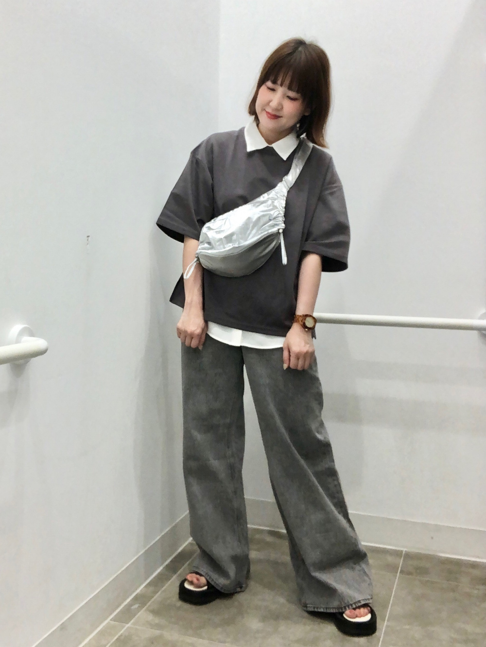 ミドルライズワイドジーンズ(丈標準72.0～76.0cm)」の着用