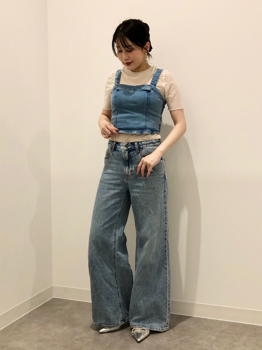 リブフロントギャザーキャミソール、シアーT(半袖)」の着用