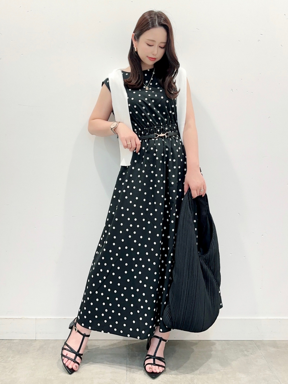 黒ドット柄ノースリーブワンピースとカーディガンコーデ2点まとめ売りセットアップ UVカットクロップドカーディガン(長袖)、ドットプリントワンピース