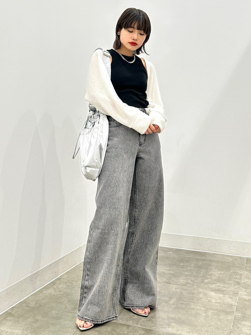 アメリカンスリーブタンクトップ、ノーカラーベストZ+E」の着用