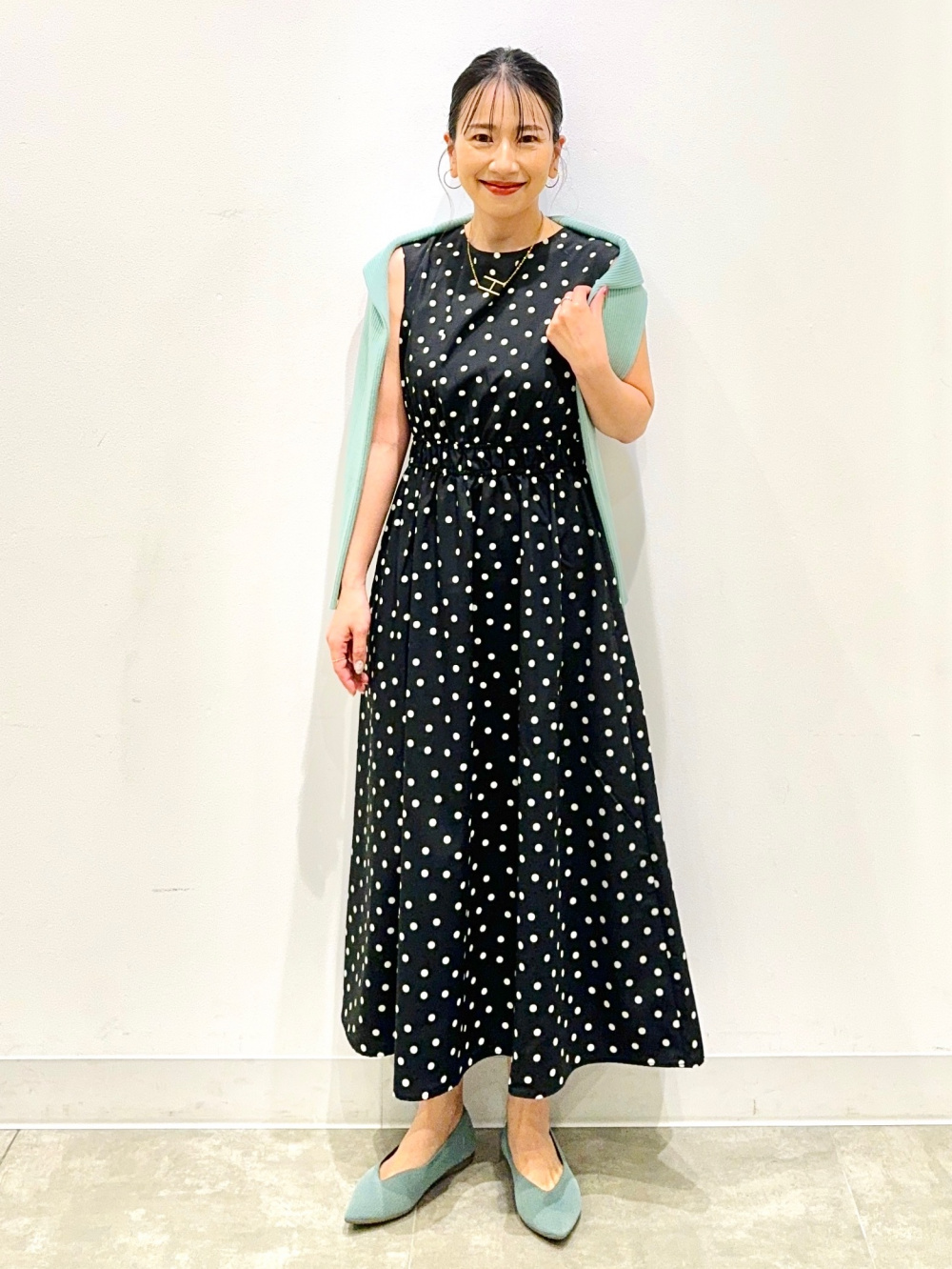 黒ドット柄ノースリーブワンピースとカーディガンコーデ2点まとめ売りセットアップ UVカットクロップドカーディガン(長袖)、ドットプリント
