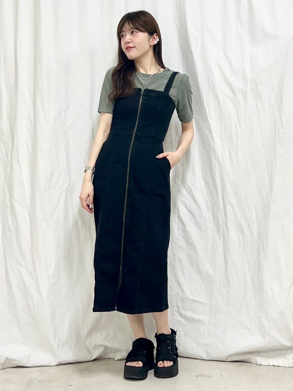 半袖 デニム ワンピース シアー袖 大人カジュアル スカート シアーT(半袖)、デニムフロントジップワンピース」の着用