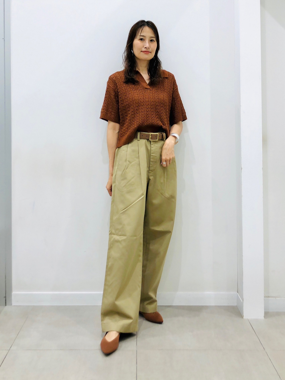 とろぱ様 C5207 春ニット×チノパンツコーデ チノパンツを使った「春ニット」の人気ファッション