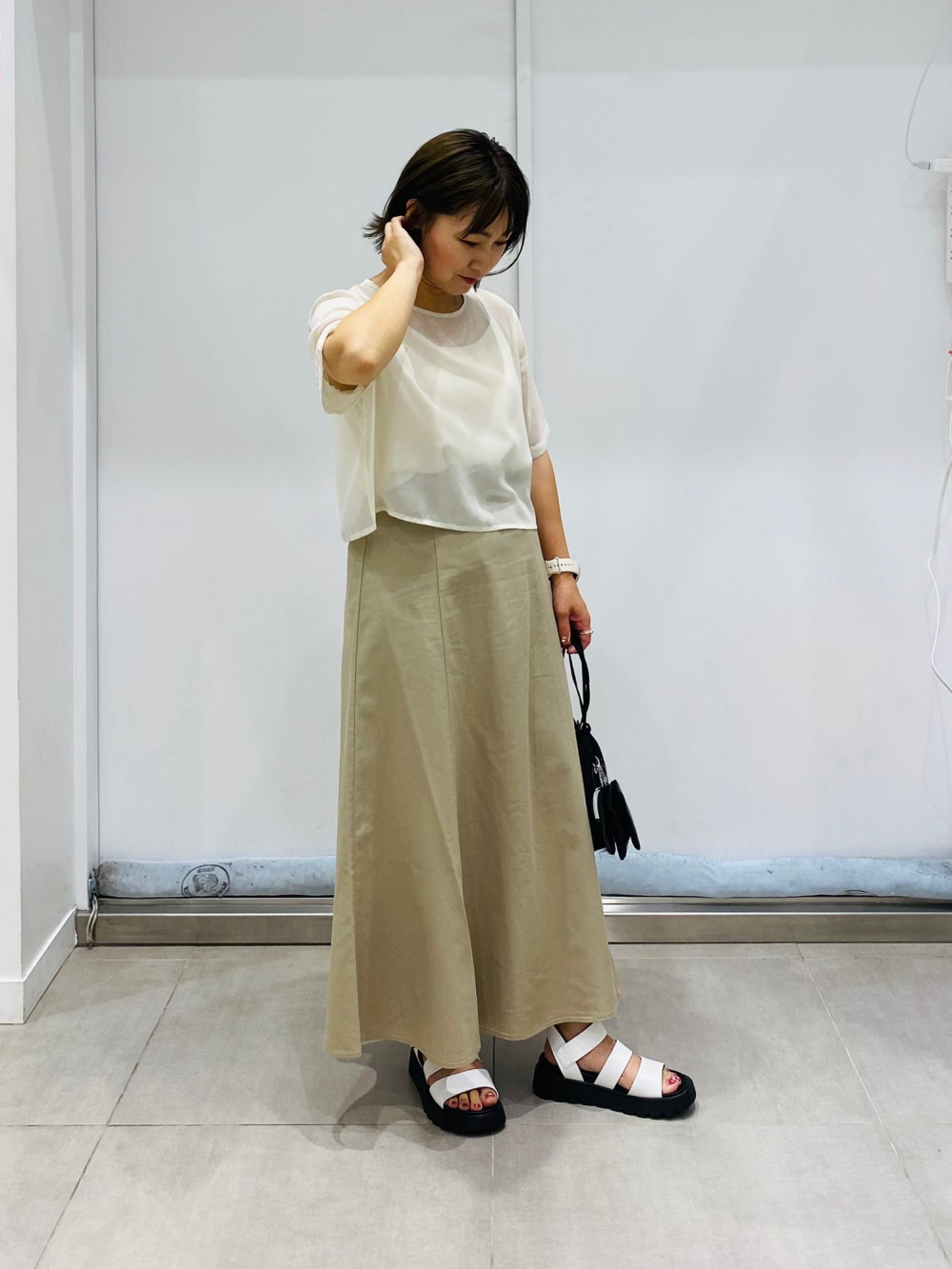メッシュセーター(長袖)、リブニットワンピース(ノースリーブ)」の着用 