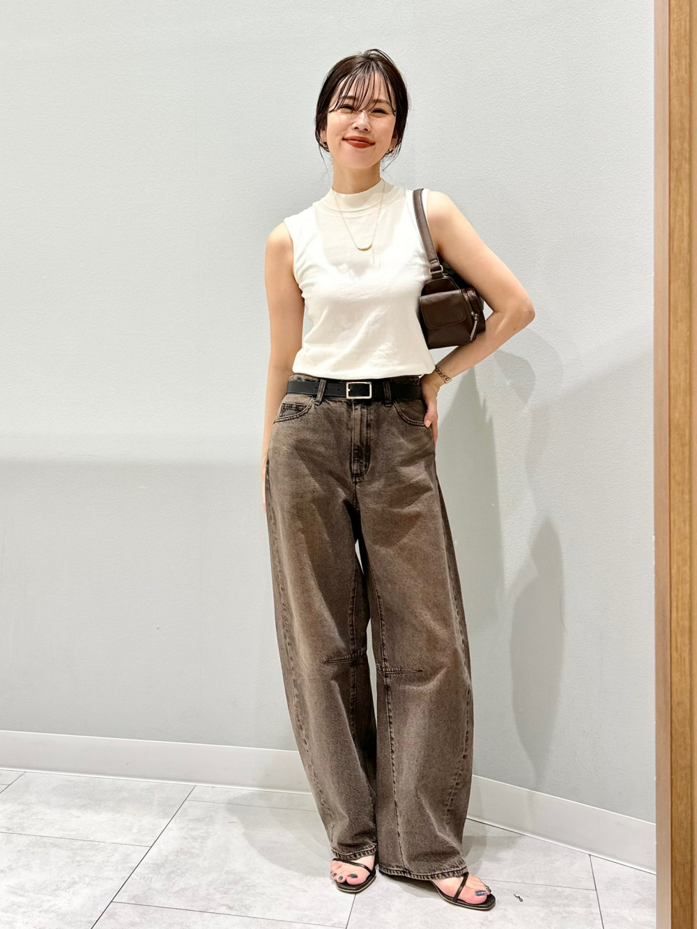 ミニハイネックセーター(ノースリーブ)Z、バレルレッグジーンズ(丈標準