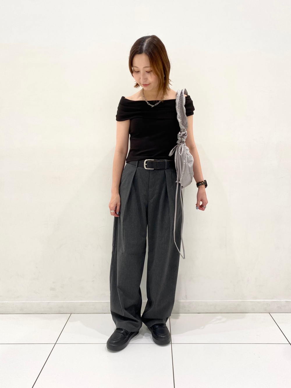 オフショルダーT+E、バレルレッグスラックス(セットアップ可能)」の