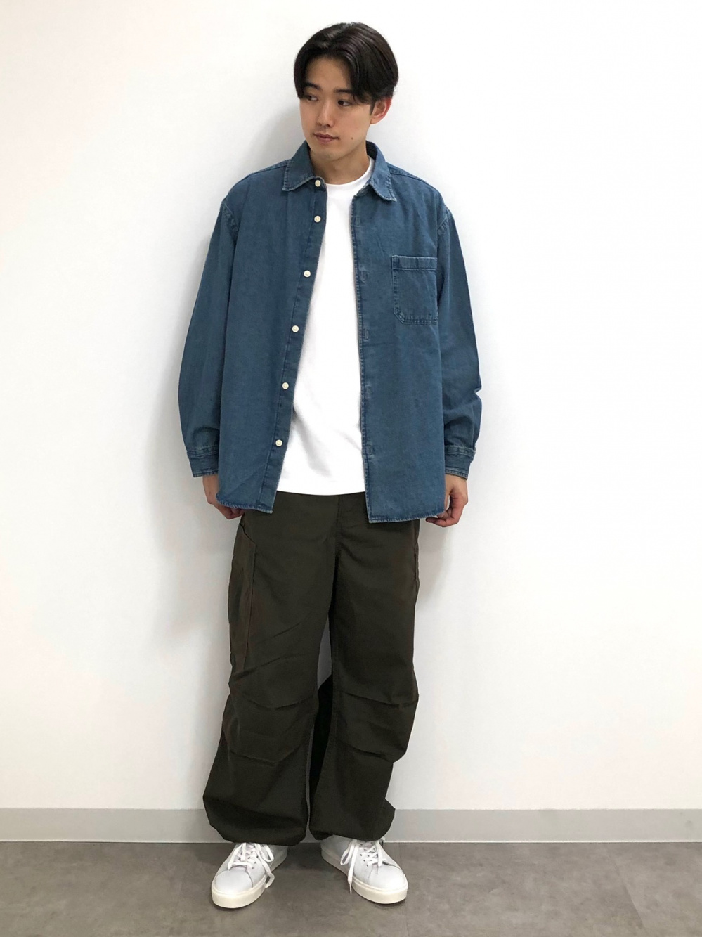 コットンクルーネックT(半袖)、ツータックバギースラックス(ストライプ