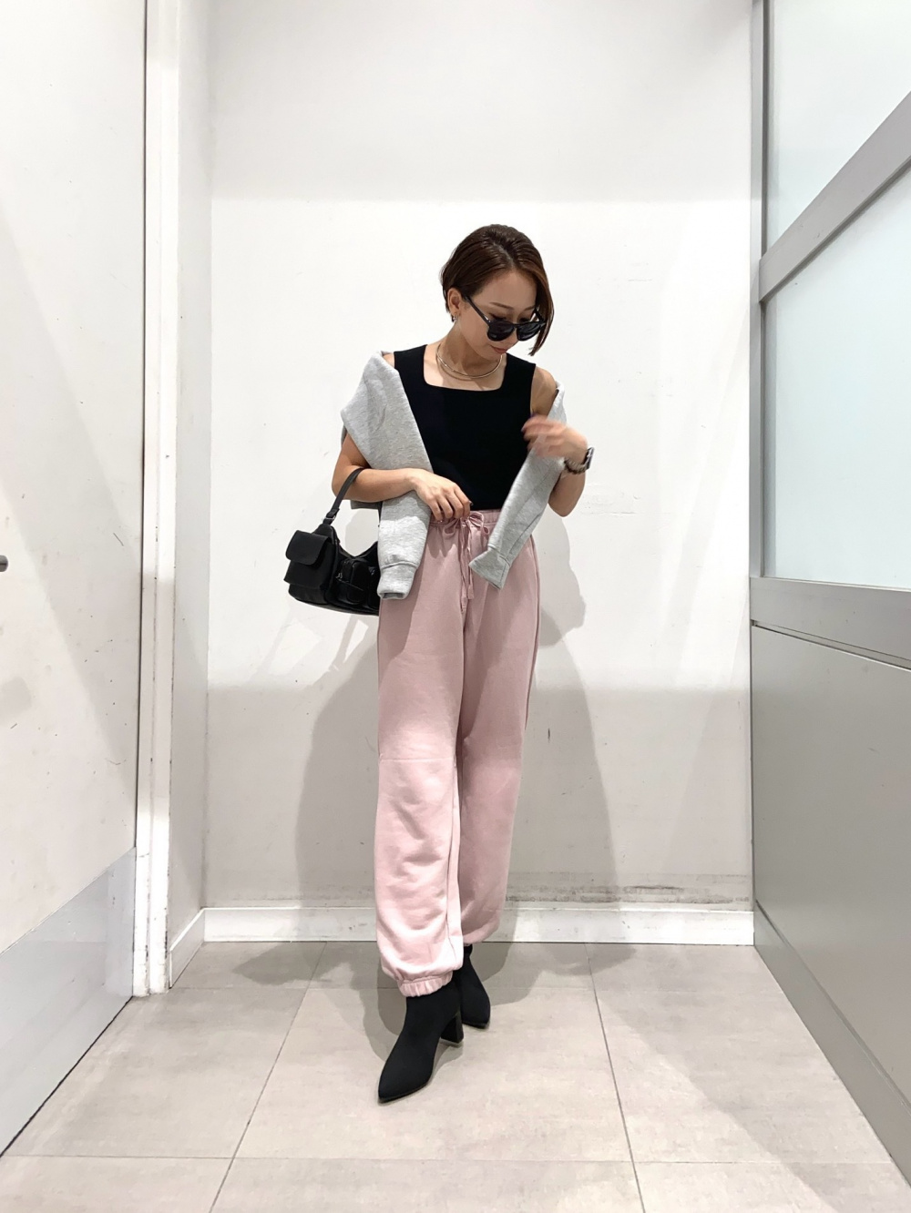 スウェットジョガーパンツ、リブニットスクエアネックタンクトップ