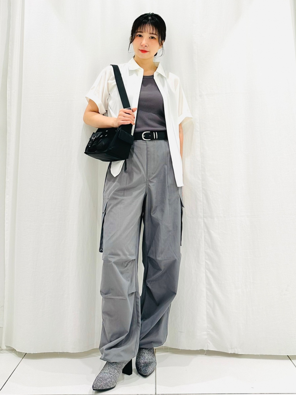 コットンオーバーサイズT(5分袖)、デニムクロップドジャケット」の着用