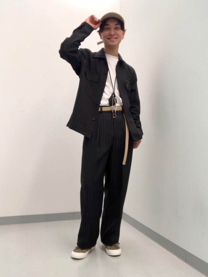 コットンクルーネックT(半袖)、ツータックバギースラックス(ストライプ